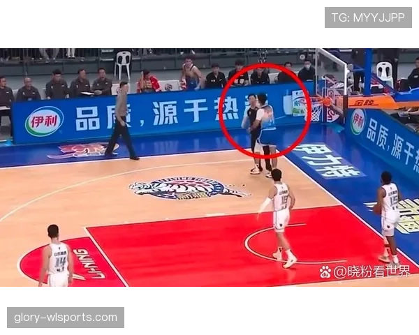 篮球比赛中拉人犯规的具体判定标准与规则细节全面解析